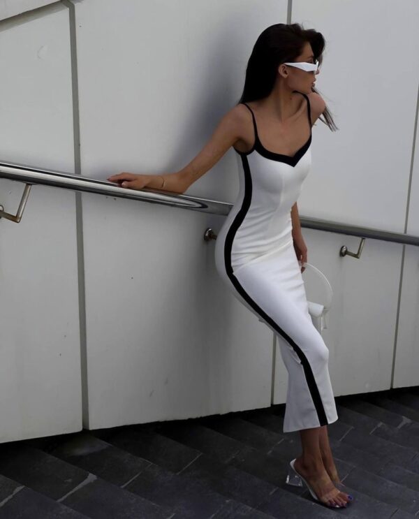 Дамска бяла рокля с черни кантове
