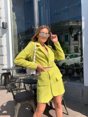 Дамски комплект късо сако и пола в лимонов цвят