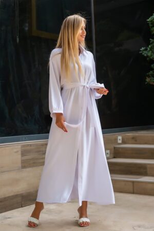 Дамска дълга рокля с копчета в бял цвят