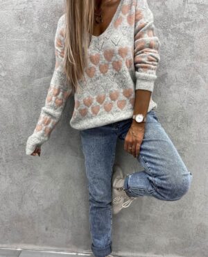 Дамски плетен пуловер на сърчица