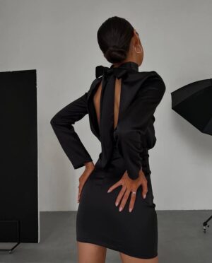 Дамска къса копринена рокля в черно